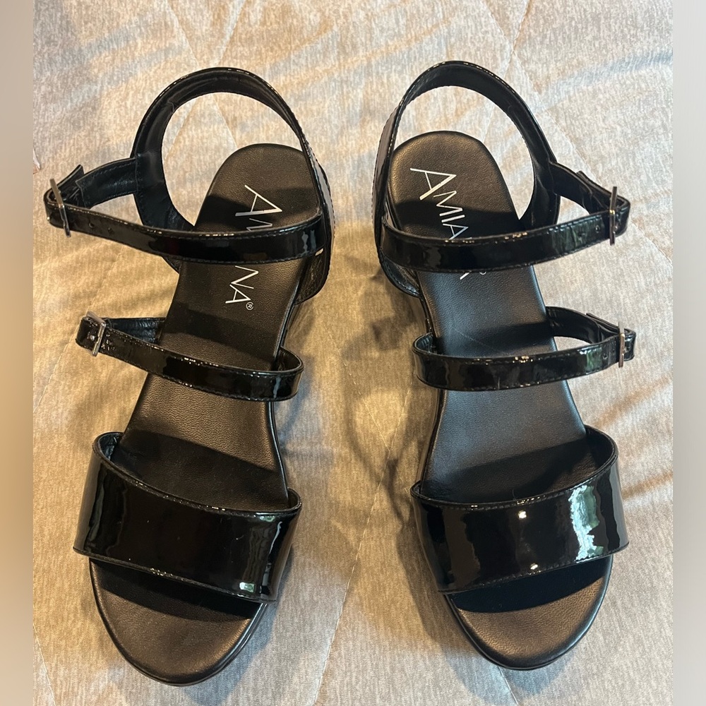 Gorgeous Amiana wedge heels - Picture 2 of 3